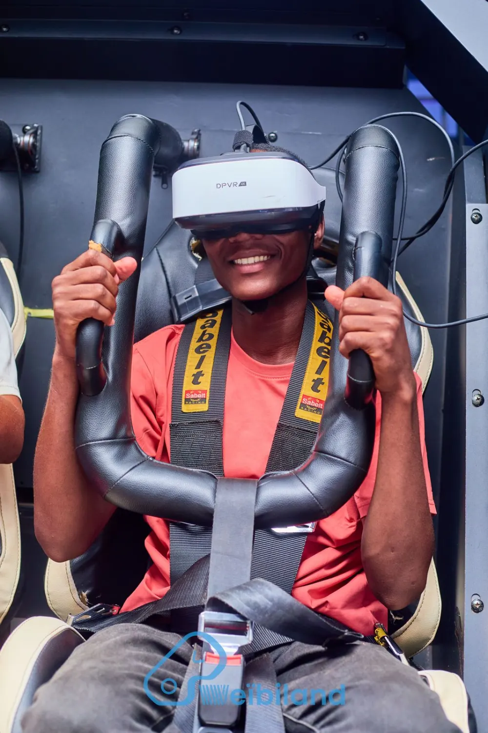Joueur dans le simulateur VR Super Fighter