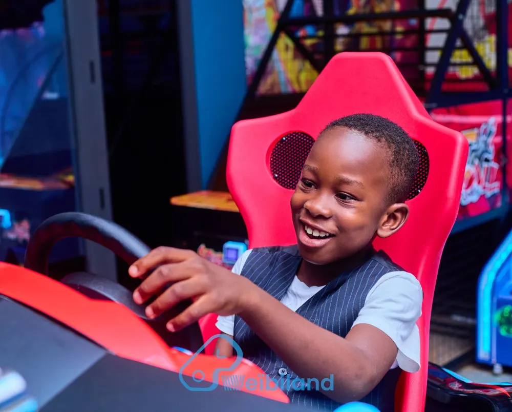 Enfant qui rit au volant du jeu de course