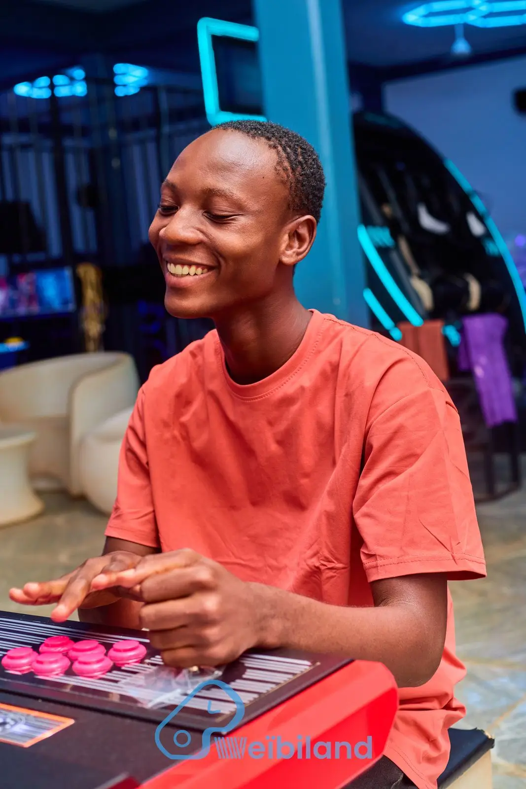 Joueur souriant à une borne d’arcade