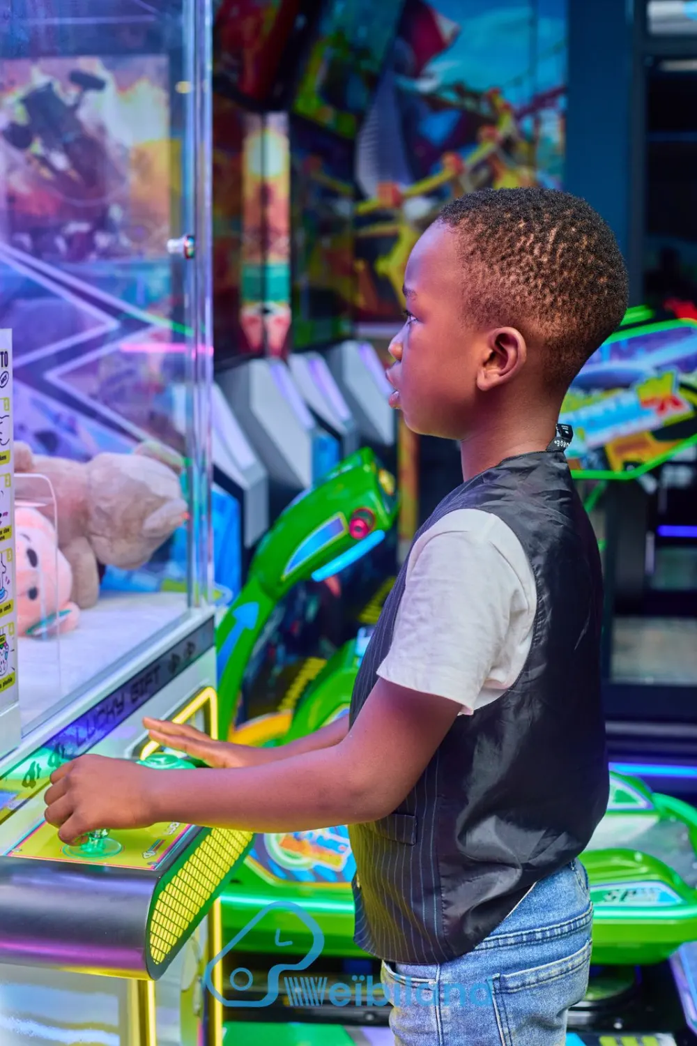Enfant qui joue à une borne d’arcade