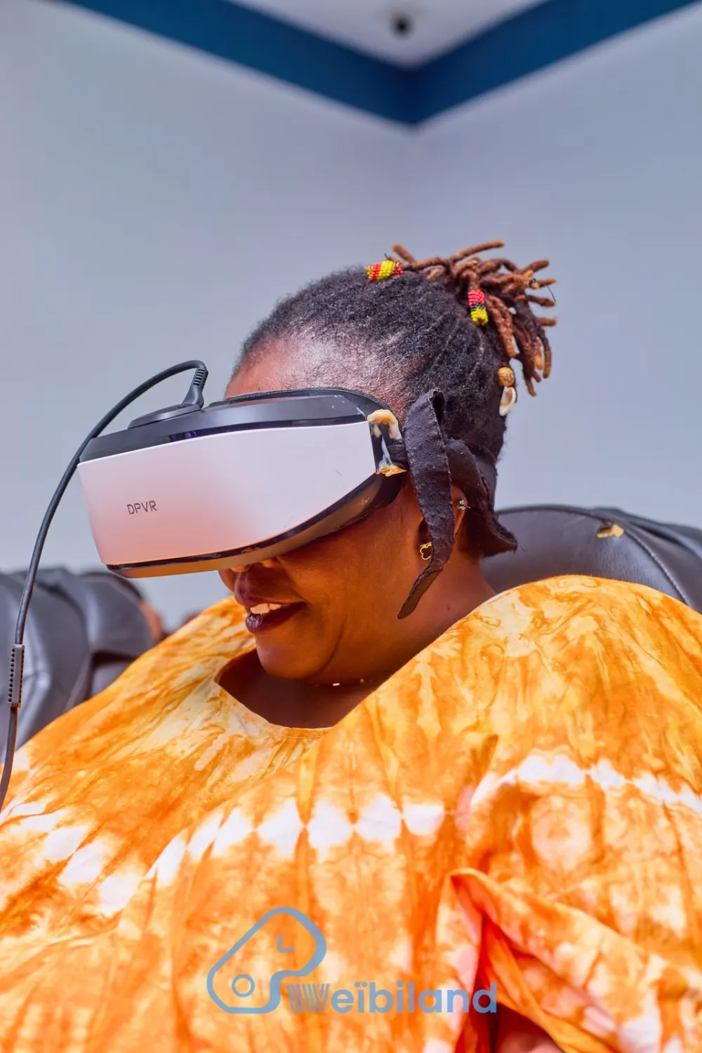 Joueuse qui rit avec un casque de réalité virtuelle